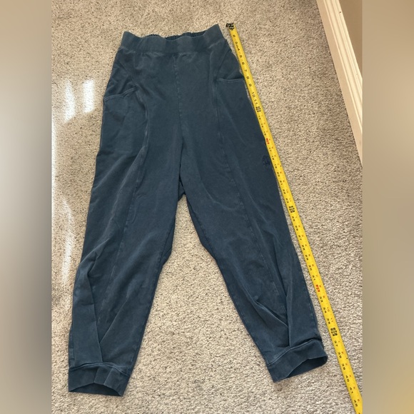 FP Movement by Free People Navy Hot Shot Pants, Like New - Picture 4 of 9
